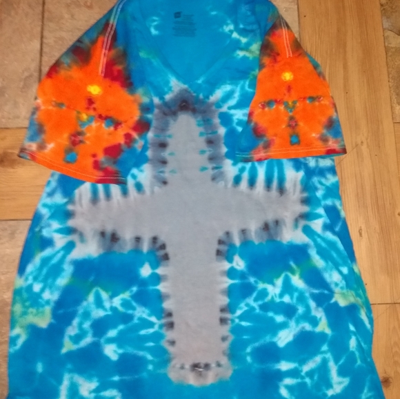 V-neck cross shirt - Picture 2 of 2